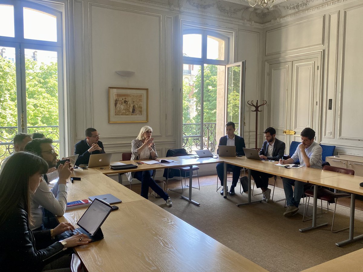brigitte_liso's tweet photo. Table ronde passionnante sur le thème du #chemsex avec mes collègues du Groupe d’études #SIDA

Nous avons eu le plaisir de recevoir @doriancessa, Frédéric Balou @assoAIDES, Romain Sicot @APHP et Patrick Yeni Psdt @CNSsante pour mieux connaître le phénomène et les risques encourus https://t.co/WzhNq6Gbno