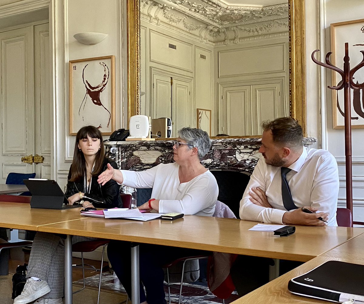 brigitte_liso's tweet photo. Table ronde passionnante sur le thème du #chemsex avec mes collègues du Groupe d’études #SIDA

Nous avons eu le plaisir de recevoir @doriancessa, Frédéric Balou @assoAIDES, Romain Sicot @APHP et Patrick Yeni Psdt @CNSsante pour mieux connaître le phénomène et les risques encourus https://t.co/WzhNq6Gbno