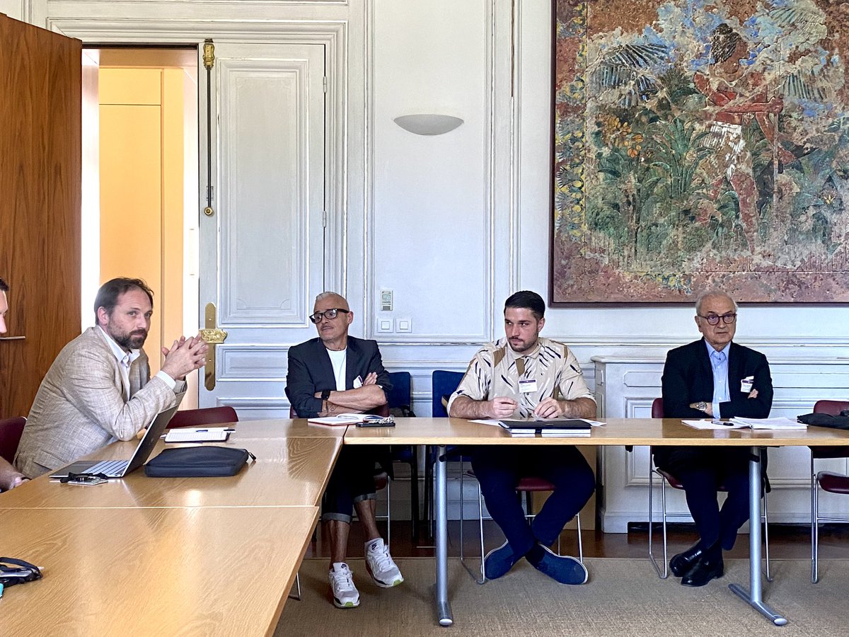 brigitte_liso's tweet photo. Table ronde passionnante sur le thème du #chemsex avec mes collègues du Groupe d’études #SIDA

Nous avons eu le plaisir de recevoir @doriancessa, Frédéric Balou @assoAIDES, Romain Sicot @APHP et Patrick Yeni Psdt @CNSsante pour mieux connaître le phénomène et les risques encourus https://t.co/WzhNq6Gbno
