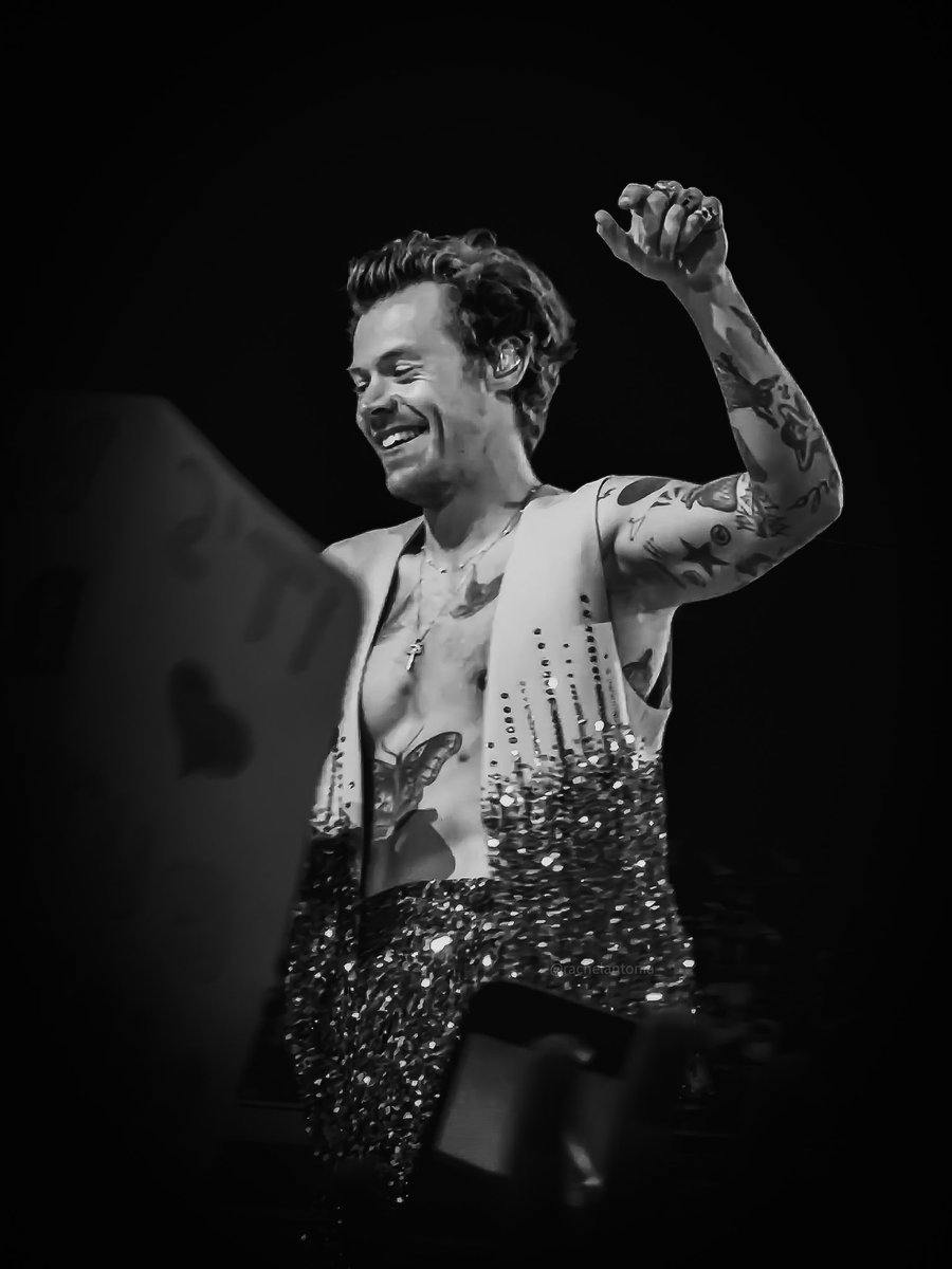 rachelantonia_'s tweet photo. a couple more snaps I took of @harry_styles at the weekend in Edinburgh 📸

#hslot #HarryStyles #hslotedinburgh https://t.co/OxBU5RhGnY