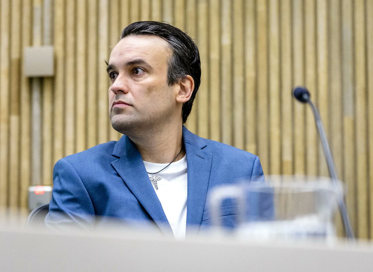 Wij vinden <a href="/laurensbuijs/">Laurens Buijs</a> echt heel tof. Succes, kerel. Mogen wij iets vragen? De hanger om je nek, is dat uit Lord of the Rings? Wij zijn namelijk behoorlijk fan daarvan. En we zien een connotatie met de strijd tegen onrechtvaardigheid. #Gouda