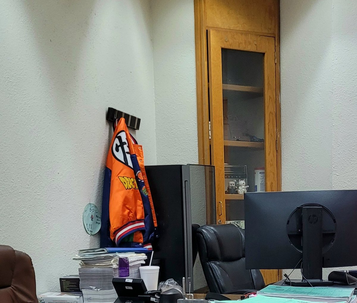 Emm_Cas's tweet photo. Checate la chamarra de dragon ball de un compañero d 45 años d la oficina #yacrece 🤣#YadiraEnConvoy https://t.co/KWPXILsKrl