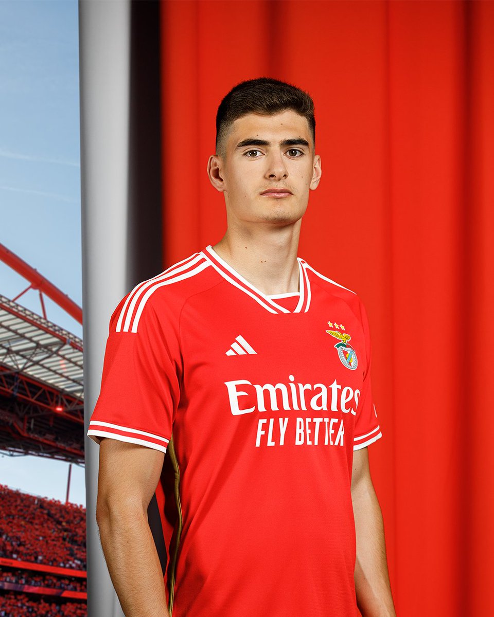 😍 Assenta na perfeição, <a href="/antonio_66s/">António Silva</a>! 😌

E tu, já tens o novo 𝑴𝒂𝒏𝒕𝒐 𝑺𝒂𝒈𝒓𝒂𝒅𝒐? 🔴⚪→ wslb.pt/t-Adidas-HomeJ…

#EuAmoOBenfica • <a href="/adidasfootball/">adidas Football</a>