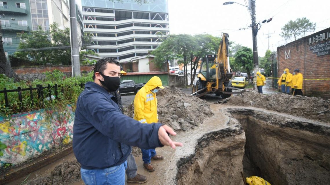 alvaingenieros's tweet photo. Estas son las gracias de un INEPTO como el #MiniCerote del MOP. Usted se preguntara, por que no lo despiden? facil, porque es tapadera de todos los robos de bukele a traves de comprar materiales de mala calidad y de esconder los gastos para luego inflar los precios y robarselos. https://t.co/pUaUOv33jS