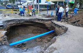 alvaingenieros's tweet photo. Estas son las gracias de un INEPTO como el #MiniCerote del MOP. Usted se preguntara, por que no lo despiden? facil, porque es tapadera de todos los robos de bukele a traves de comprar materiales de mala calidad y de esconder los gastos para luego inflar los precios y robarselos. https://t.co/pUaUOv33jS