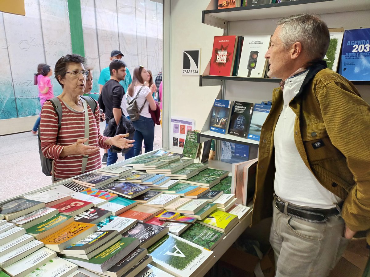 CatarataLibros's tweet photo. Fernando Valladares @FernandoVallada está ahora firmando 'La salud planetaria' en la caseta 192 de @CatarataLibros en la #FLMadrid23 @FLMadrid. Colección #QueSabemosDe coeditada con @CSIC @CSICdivulga https://t.co/0MSUTgdgCc