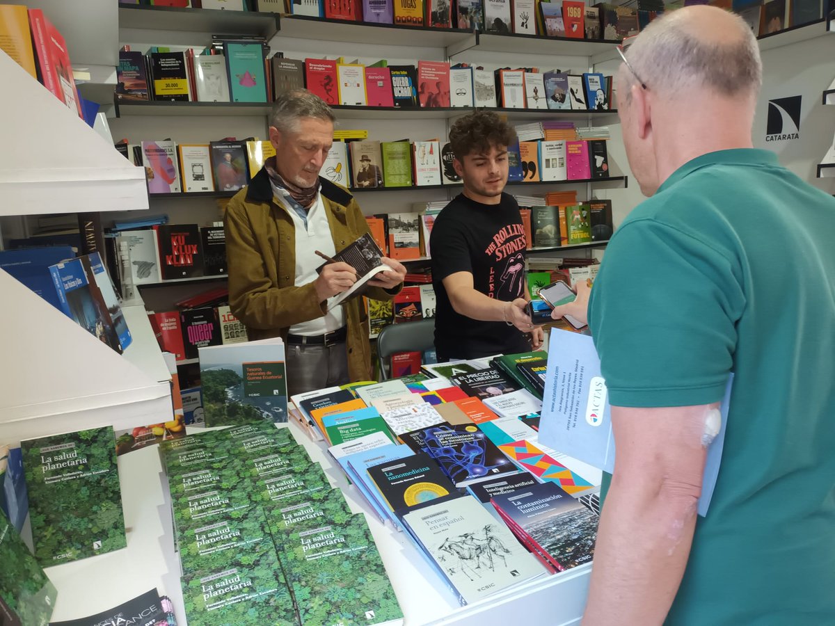 CatarataLibros's tweet photo. Fernando Valladares @FernandoVallada está ahora firmando 'La salud planetaria' en la caseta 192 de @CatarataLibros en la #FLMadrid23 @FLMadrid. Colección #QueSabemosDe coeditada con @CSIC @CSICdivulga https://t.co/0MSUTgdgCc
