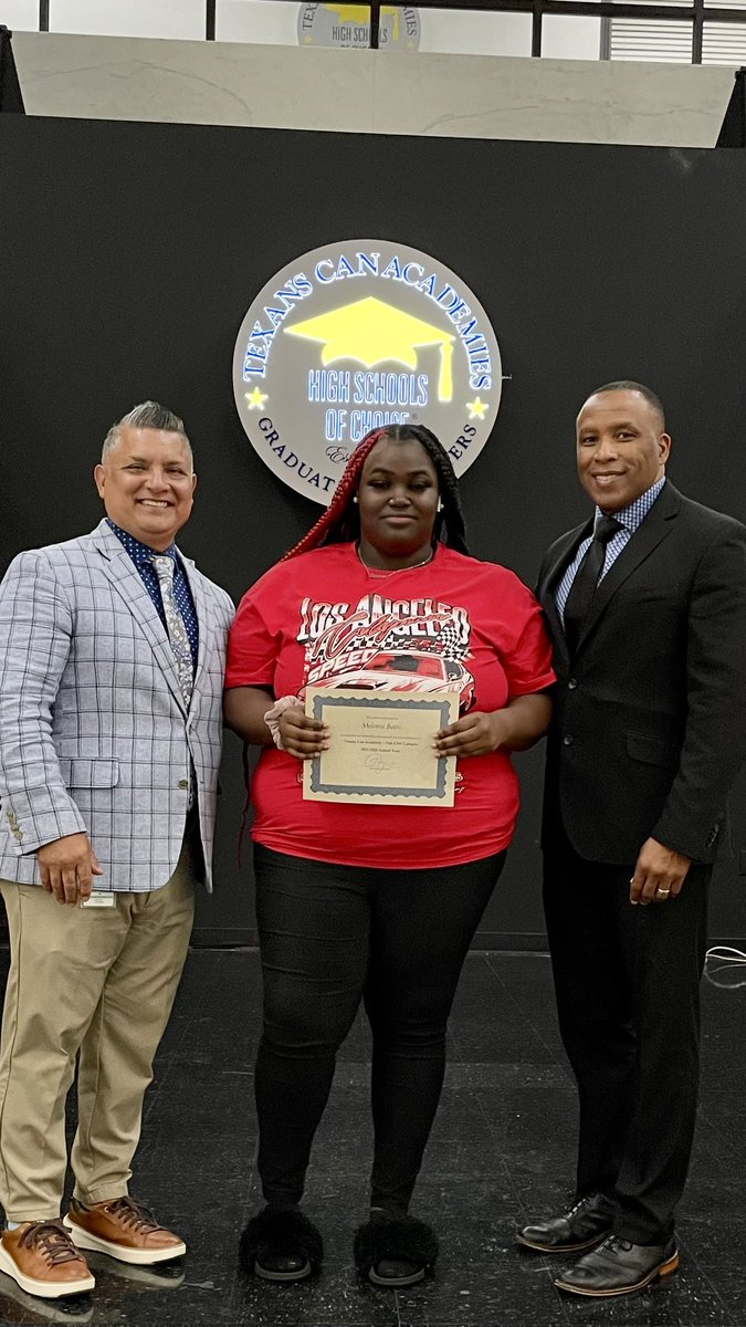 CazaresZack's tweet photo. Last night we celebrated our seniors @TexansCanDallas - Oak Cliff with an awards banquet! Thank you parents for attending and supporting! #OakCliffProud @TexansCan @JamesPonce67 @doctoniahoward @slvenson https://t.co/unsD4krGAx
