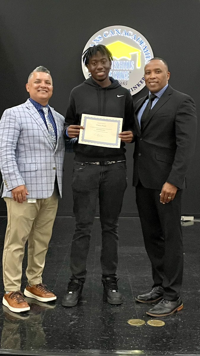 CazaresZack's tweet photo. Last night we celebrated our seniors @TexansCanDallas - Oak Cliff with an awards banquet! Thank you parents for attending and supporting! #OakCliffProud @TexansCan @JamesPonce67 @doctoniahoward @slvenson https://t.co/unsD4krGAx