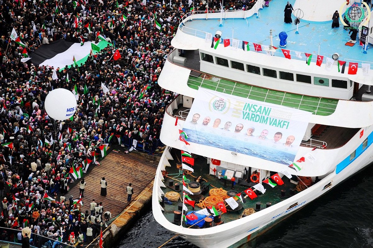 Mavi Marmara da 10 yiğit şehit düşmüştü. Şehitler Filistinli kardeşlerimizin direnişine direniş, gücüne güç, zaferine zafer katmaya vesile oldular.
#mavimarmara #şehitalihaydarbengi #ölümüöldüren