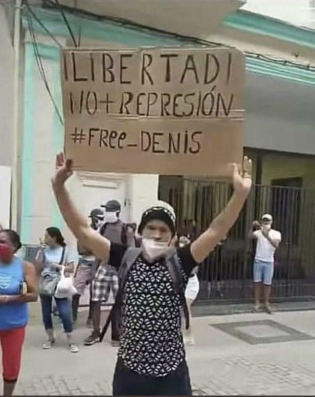 905 días preso por salir con un cartel. Esto solo pasa en #Cuba.  Violan nuestros derechos con total impunidad. Libertad para Luis Robles y para los miles de presos políticos. ¡Todos son inocentes! #FreeLuisRobles #LibertadParaCuba