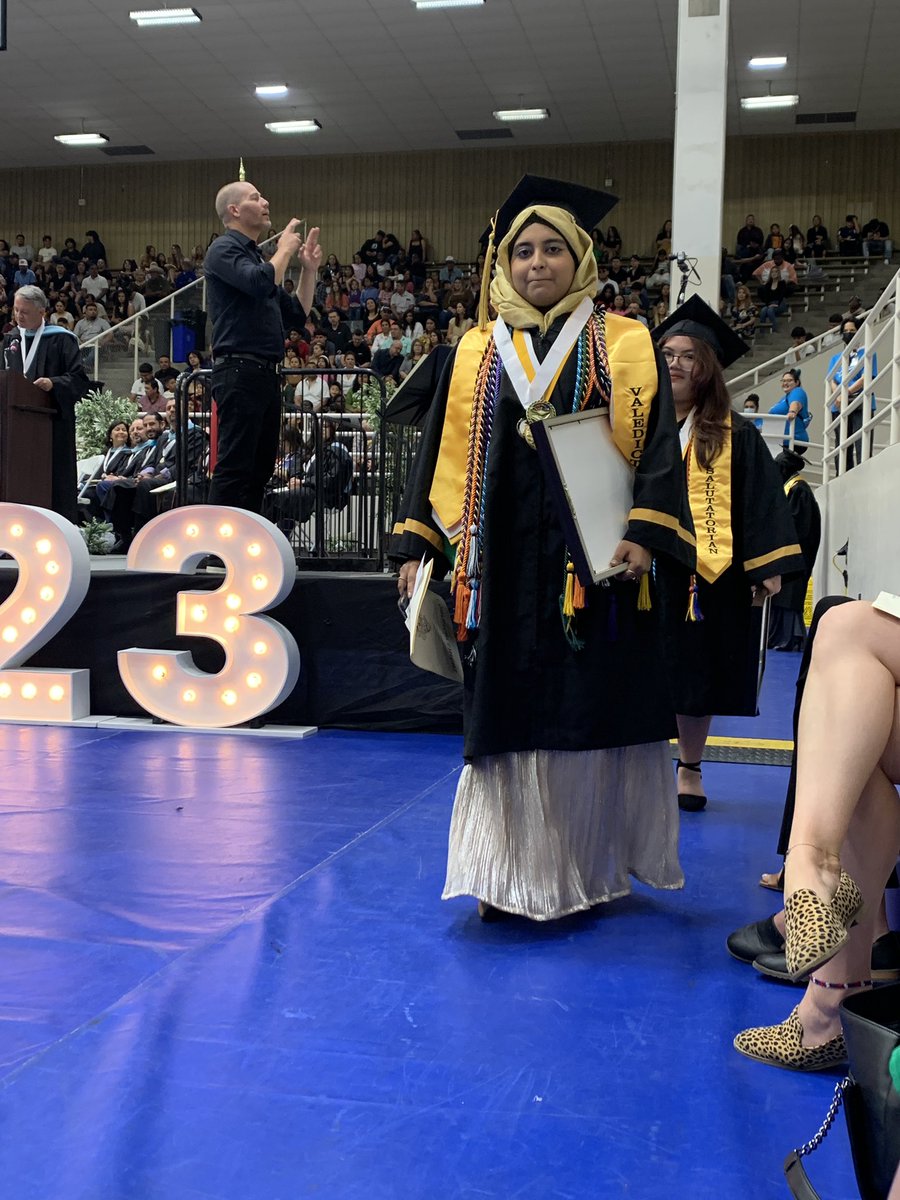 AustinISD's tweet photo. @navarro_vikings Valedictorian Zarqa Fatima “I would like to thank my teachers who have supported my educational journey.”
Salutatorian Judy Vo “You didn’t just end up here, you earned it!”
#AISDproud #AISDgrad #Classof2023 @Matias_AISD https://t.co/ZKwtGi9poD