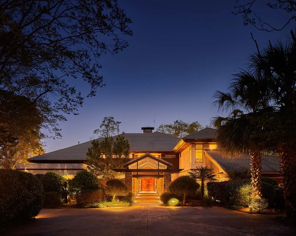 JGLiveColorado's tweet photo. Featuring curated videos from the most sought-after destinations the world over, discover this  week's Video of the Week. Palatial Private Island In Huntersville, North Carolina Source: https://t.co/IHKySOTihU  -Jon Goldberg #Denver #Denverrealtor #LIVSIR https://t.co/i2EMxZGxxj