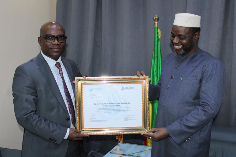 Le Président de la CNDH M. Aguibou BOUARE, à la tête  d'une forte délégation, a présenté le Mardi 30 mai  2023, le certificat d'accréditation de son institution au statut « A »  des principes de Paris au Ministres de la Justice et des Droits de l'Homme.