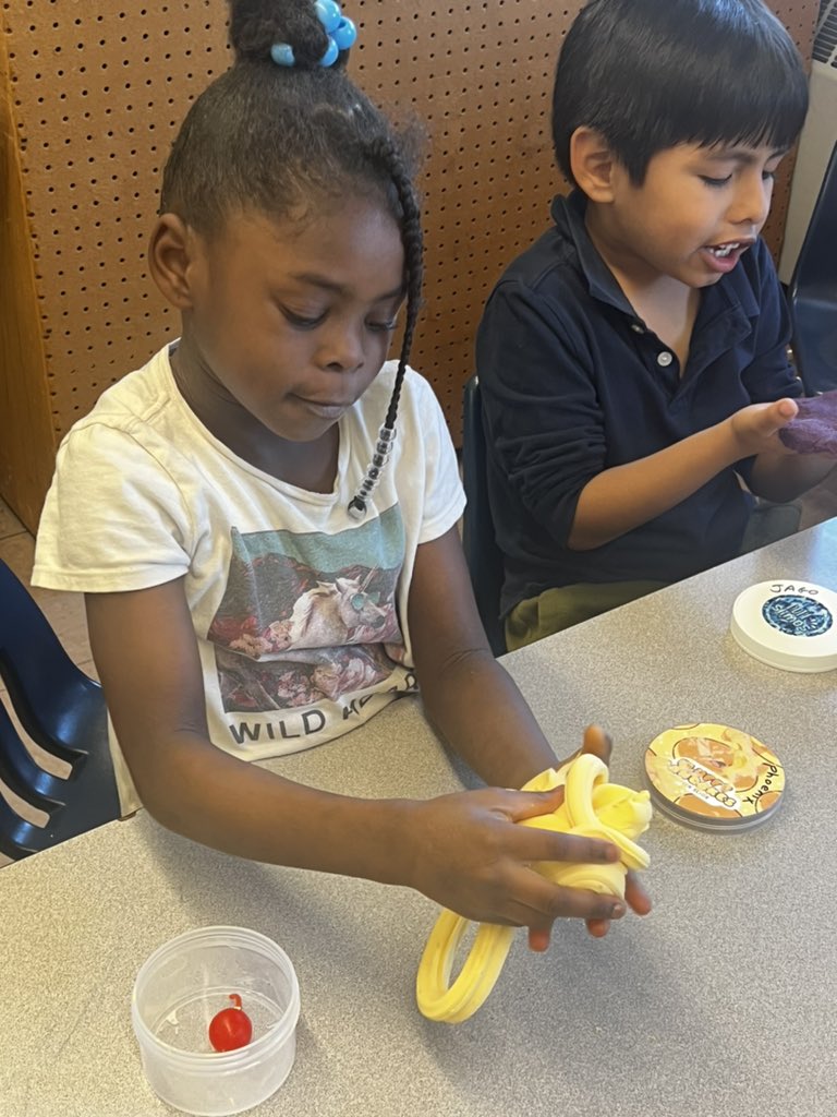 Maestrajenn's tweet photo. We love playing with slime. #SEL #self_regulation @School5Yonkers @YonkersSchools https://t.co/hwW2gOm5T5