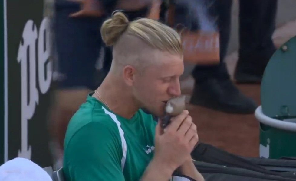 Alejandro Davidovich Fokina is kissing a Funko Pop after beating Luca Van Assche at Roland Garros. 

This must be some kind of good luck charm. 😹

Hope we get to see more of his little cat buddy over the next few weeks.