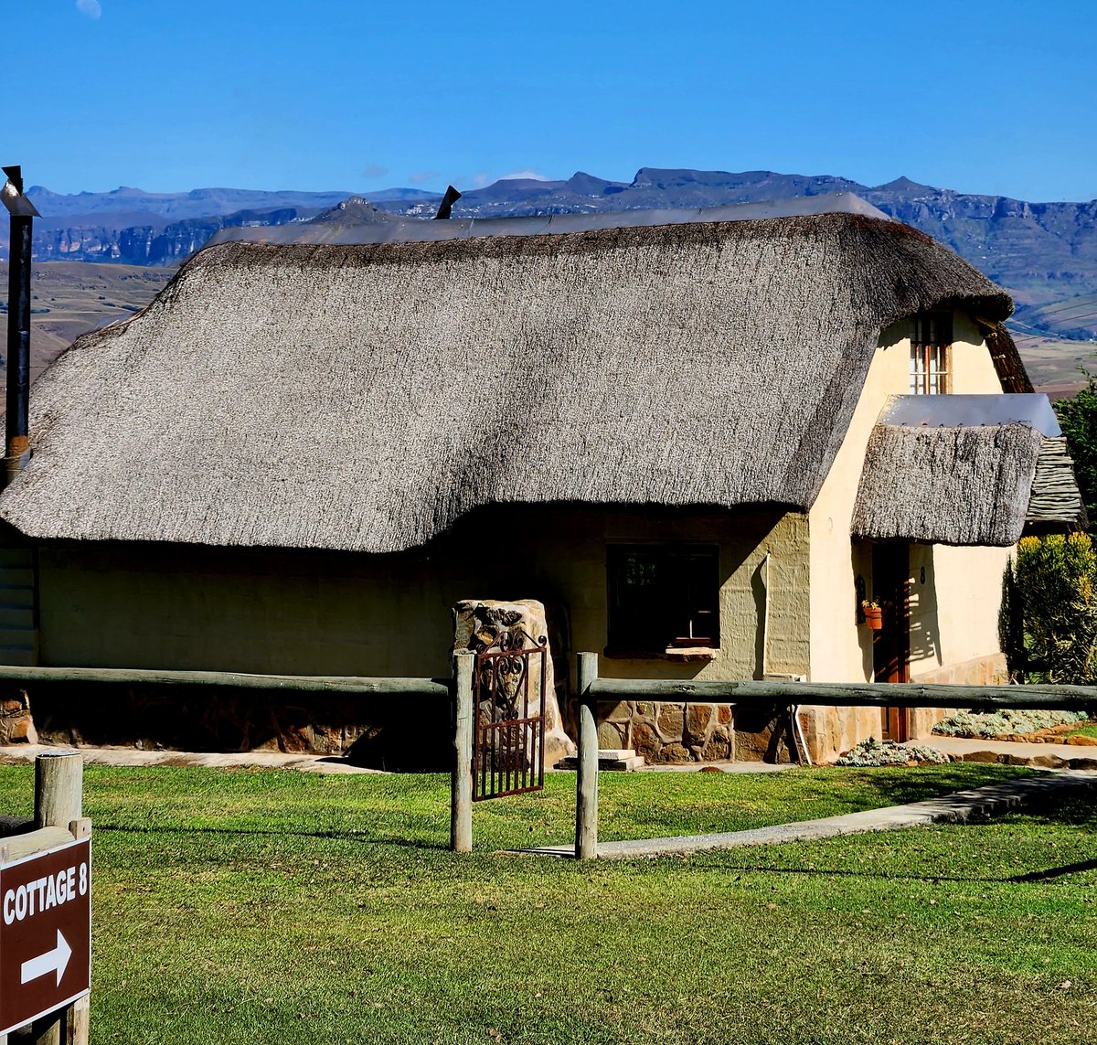 Surrounded by the Drakensberg mountains South Africa berghouse.co.za 
.
.
.
#vakantie #wegbreekplek #vakansie #weg #holidaycottage #HoneyMoon #mountainviews #midway #Johannesburg #Durban