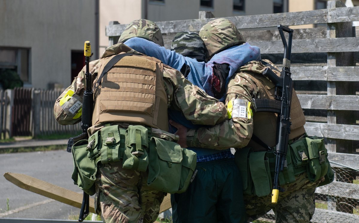 A member from Canadian Armed Forces 1 Field Ambulance instructs Armed Forces of Ukraine recruits on Tactical Combat Casualty Care in the United Kingdom during #OpUNIFIER.

📸MS Valerie LeClair, #CAF