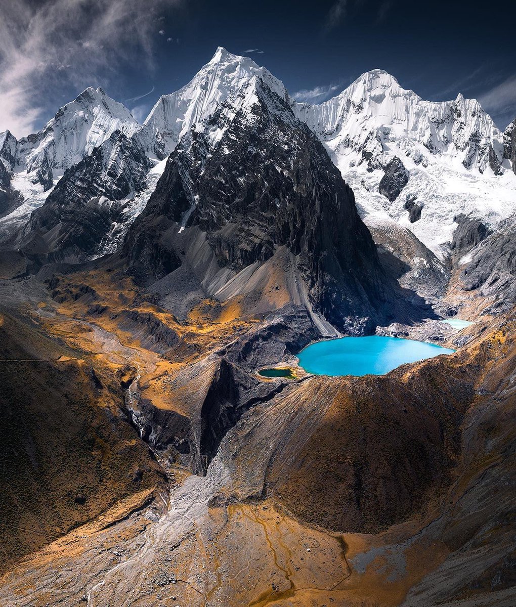 Jeoloji’nin doğayı şekillendirmesi.

Bazalt ve ismini aldığı Andezit kayalarından oluşan Cordillera Huayhuash Sıra Dağları, And Dağları-Peru.

📷Architecture & Design