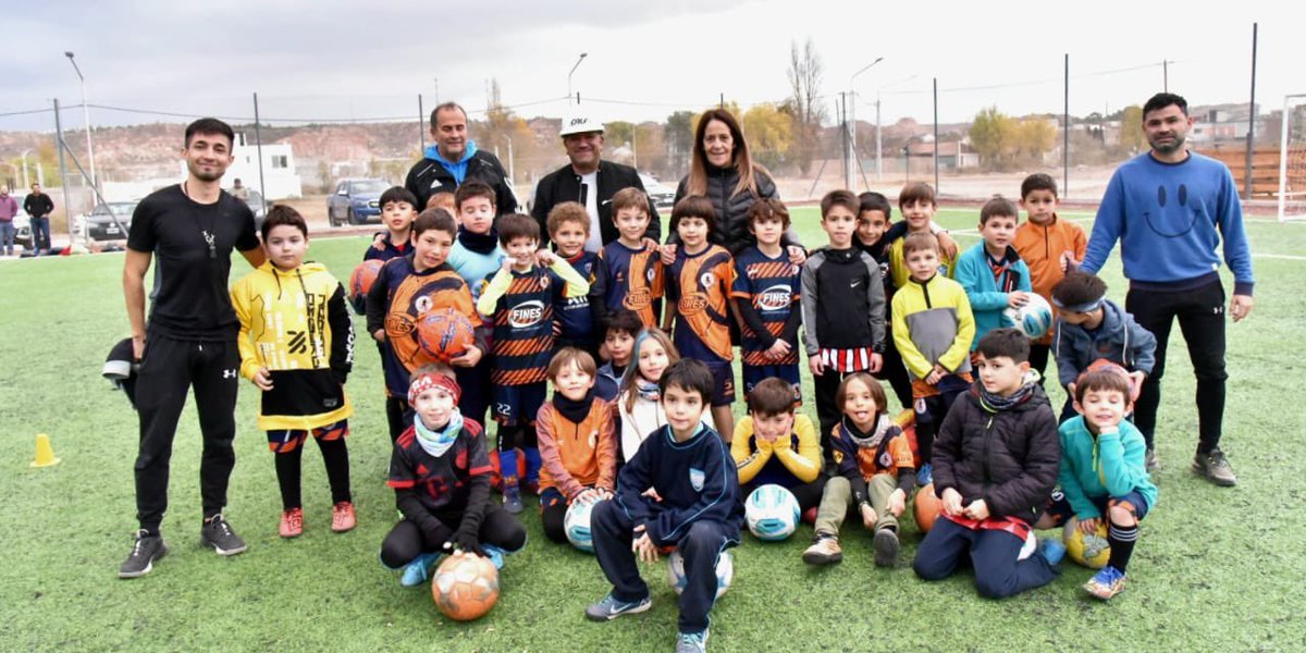 Próximamente quedará iluminada la cancha de fútbol del barrio Rincón del Emilio.

#calf #calfconvos #calfteilumina #masenergiaparaneuquen