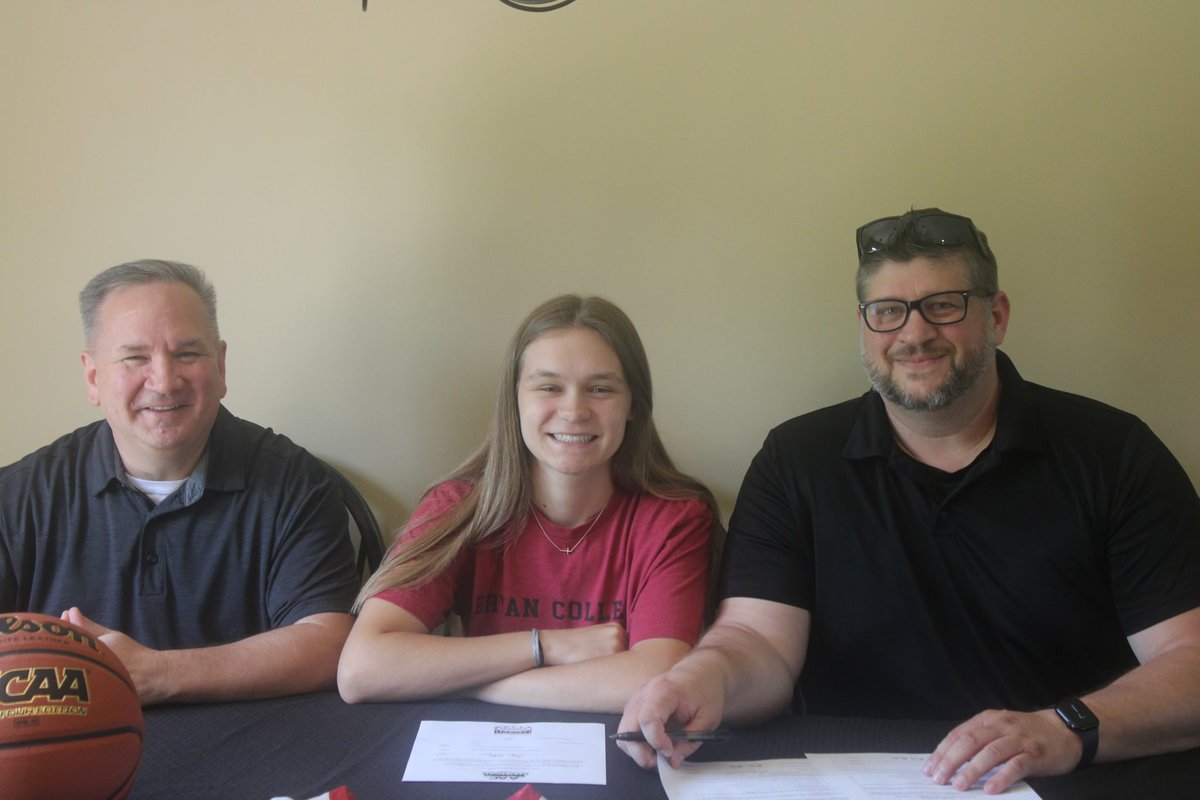officially a lion!🦁🖊️ <a href="/Bryan_WBB/">Bryan College WBB</a> <a href="/CoachGabe10/">Gabe Johnson</a>