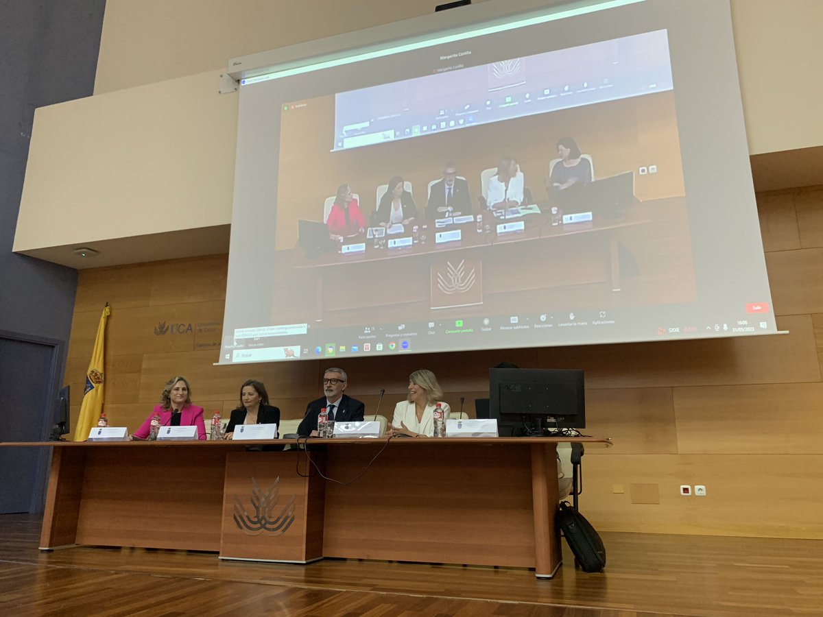 ELIANADUITAMA's tweet photo. El I Congreso internacional “El derecho y la justicia ante la inteligencia artificial y otras tecnologías disruptivas” en la @univcadiz Gracias al Doctor @gabrielvestri por la invitación https://t.co/lVMXf6m762