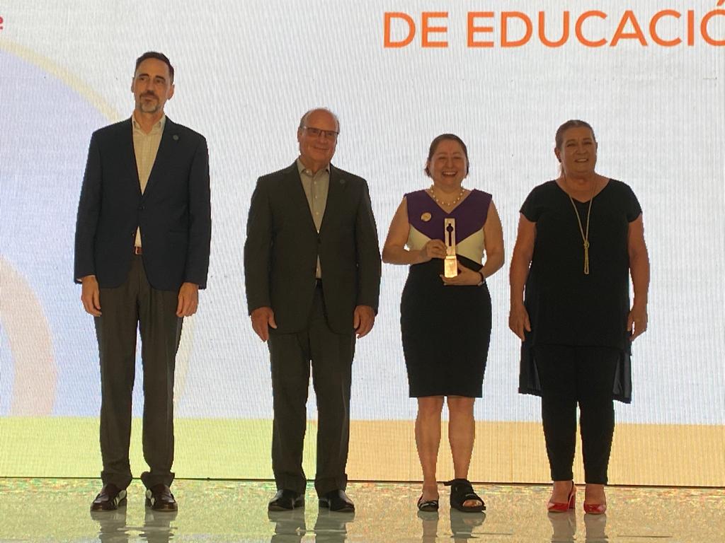 Muchisimas gracias al premio Promagistro Roberto Garza Sada. Es un honor que reconozcan mi labor, pero es un trabajo conjunto porque no lo hubiera logrado sin el apoyo de mis compañeros y alumnos. Gracias <a href="/UDEM/">Universidad de Monterrey</a>  <a href="/Ingenieria_UDEM/">Ingeniería UDEM</a>