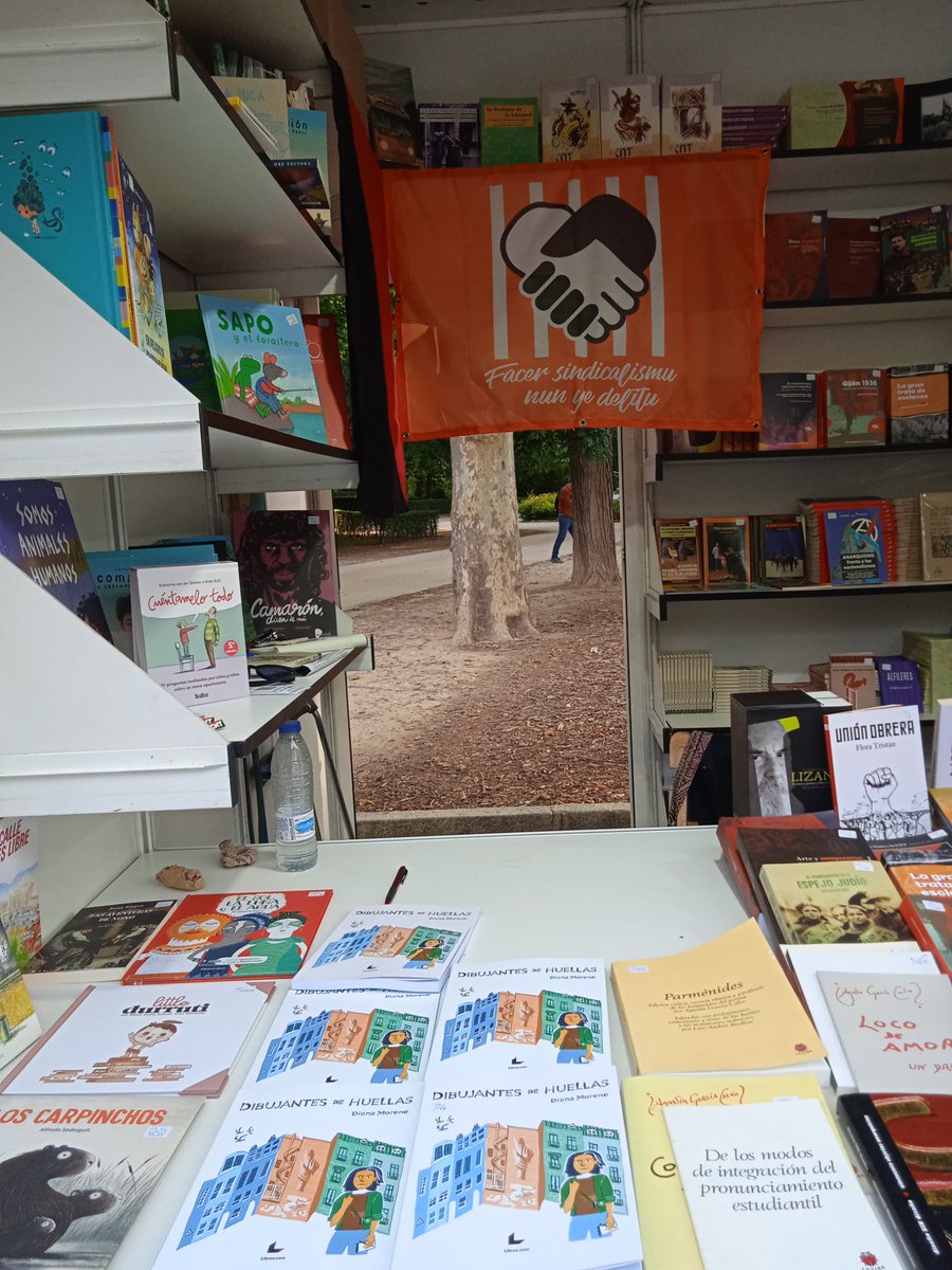 CNT EDITORIAL HISPALIBROS S.L. (@cntlibroscom) on Twitter photo 📣 Hoy estamos en la #FLMadrid23 en la caseta de <a href="/FAnselmoLorenzo/">FAL</a> en el día de la firma de <a href="/_diana_moreno_/">Diana Moreno</a> (autora de <a href="/libroscom/">LIBROS.COM</a>) contando a libreras, autoras y lectoras las condiciones de ERTE en las que trabajamos parte de la plantilla 📚🔴⚫ 📣 Hoy estamos en la #FLMadrid23 en la caseta de <a href="/FAnselmoLorenzo/">FAL</a> en el día de la firma de <a href="/_diana_moreno_/">Diana Moreno</a> (autora de <a href="/libroscom/">LIBROS.COM</a>) contando a libreras, autoras y lectoras las condiciones de ERTE en las que trabajamos parte de la plantilla 📚🔴⚫