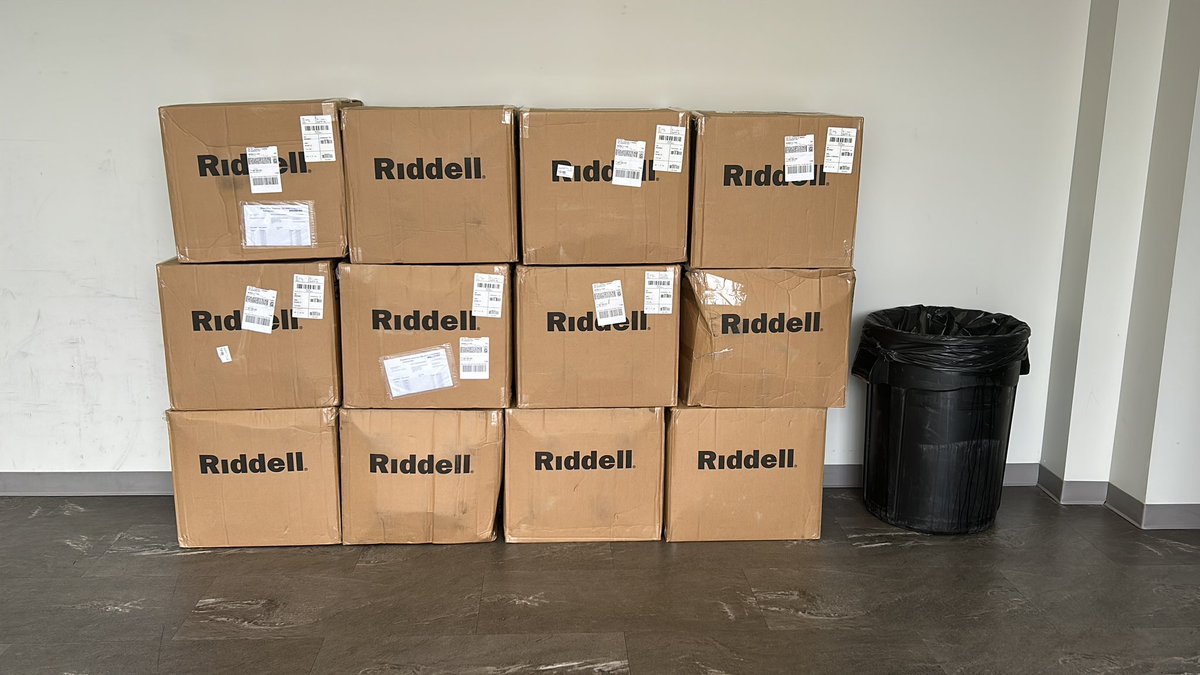 Helmets are back! We are gearing up for fall hope everyone is ready…HUUUUGE shout-out to <a href="/RiddellSports/">Riddell Sports</a> and our guy Mojo for the quick turn on Recon!