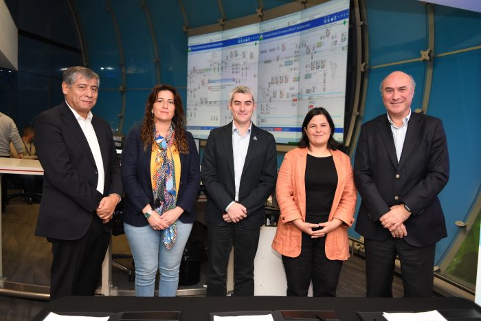elmostrador's tweet photo. Aguas #Andinas y #Serviu firman convenio para agilizar procesos de conexión e instalaciones sanitarias
https://t.co/Dcaoy7D80u https://t.co/ny9REwYYmy