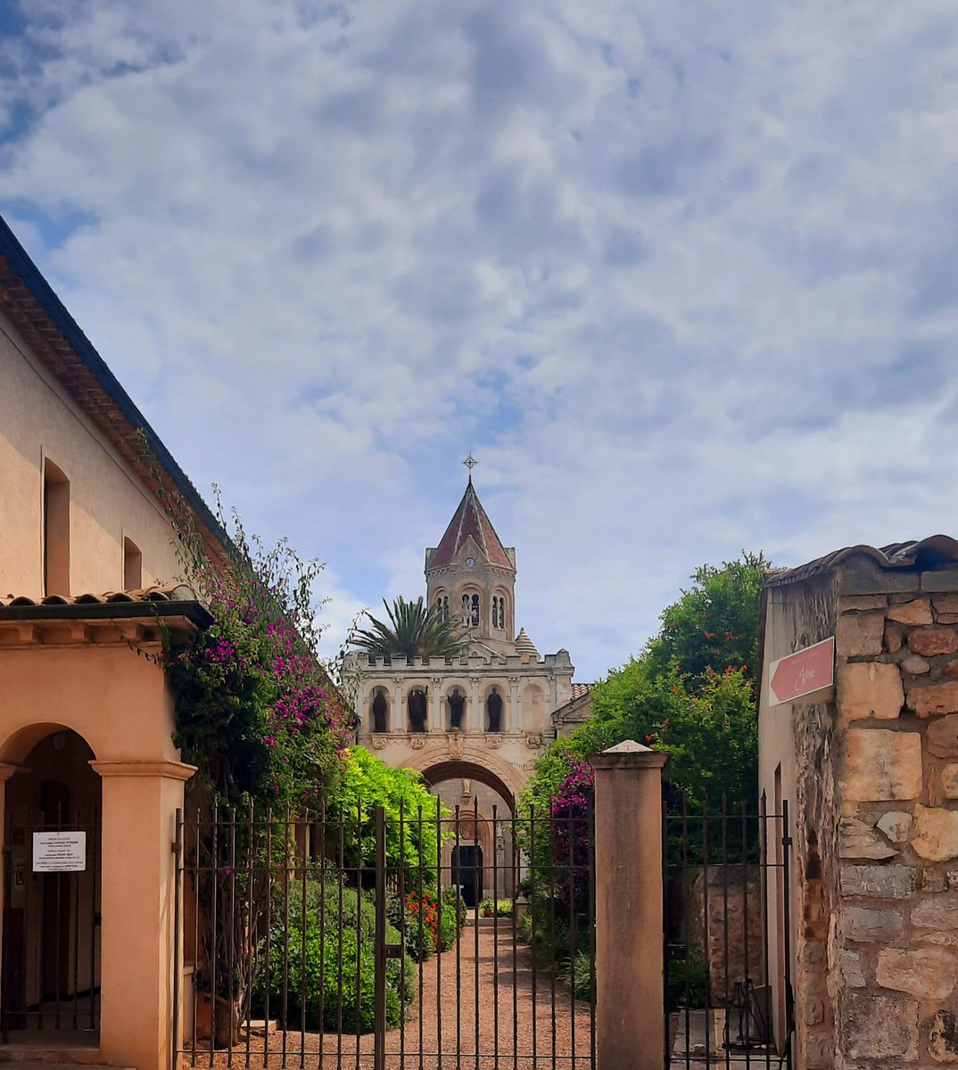 Fournet_Nath's tweet photo. Journée annuelle pour 29 résidents et personnels de la résidence Seren @villecannes à @IleSaintHonorat . Merci encore @abbevladimir pour son accueil, son temps et partage spirituel @davidlisnard @Groupe_DomusVi un moment hors du temps paisible si important pour les cannois https://t.co/VDjo36e5N6