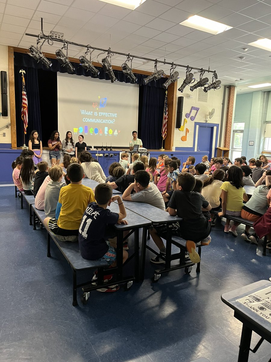 Welcome students from JFK, the Youth Outreach Council as they work with our 4th graders from #obelem on Effective Communication! #yoc @sgrayPOB #studentmentors