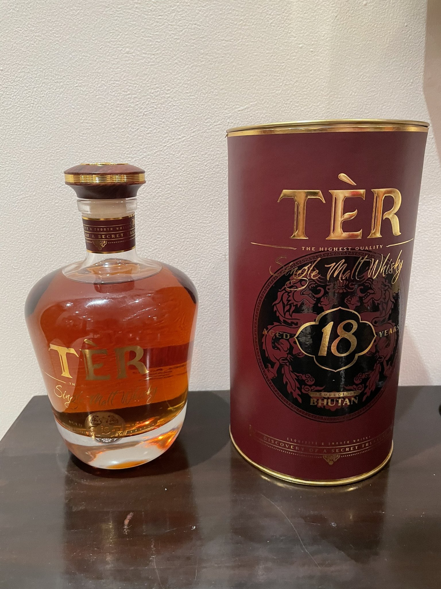 ブータン第5代国王　K5 スコッチウイスキー 750ml 42.8% 1本 Amazon.co.jp: K5 ブレンデッドスコッチウイスキー【ウイスキー