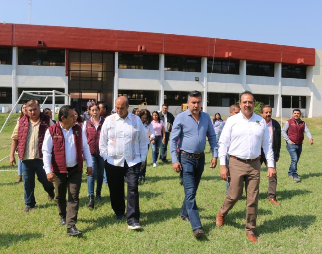 SEPHidalgo's tweet photo. Atendiendo la instrucción del gobernador @juliomenchaca_ de estar cerca de la comunidad educativa de todas las regiones, este miércoles el secretario @natycastrejonv inició su gira de trabajo en las instalaciones de la @UPFIM_Oficial, Unidad Académica #Metztitlán, en donde se presentaron importantes proyectos de esta institución. 

En su mensaje el secretario reconoció a sus docentes, así como el esfuerzo de la juventud para alcanzar su máximo potencial, mencionó que los proyectos presentados son el reflejo del compromiso de esta institución con la formación de ciudadanos integrales. 
#PrimeroLaEducación