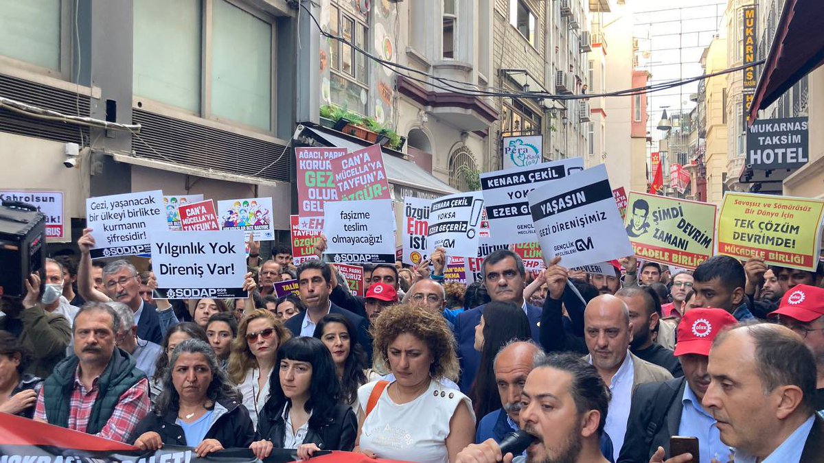 tipgenelmerkez's tweet photo. İstanbul Milletvekilimiz Ahmet Şık ve İstanbul İl Örgütümüz, Gezi Direnişi’nin 10. yıl dönümünde Taksim’de düzenlenen basın açıklamasına katıldı.

Karanlık gider, Gezi kalır!
#Gezi10Yaşında https://t.co/nO5cTWtgck