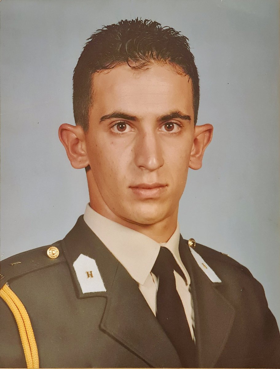 bedriberat's tweet photo. 1999 Maltepe Askeri Lisesi - 1999 Kara Harp Okulu. İki fotoğraf arasındaki tek fark Menteş. https://t.co/NBJ39Ni8RE