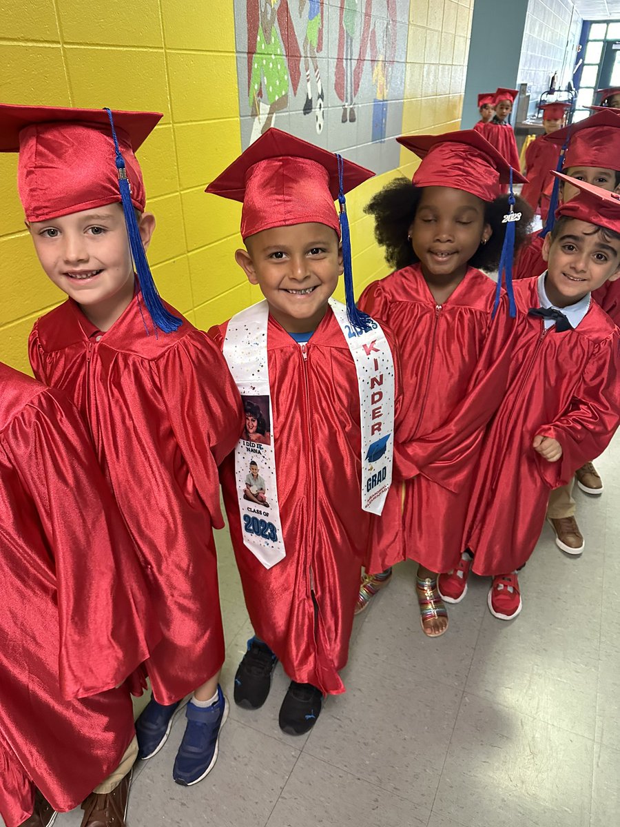 JoseHCordova1's tweet photo. Our Kinder Mustangs are off to 1st grade! Congrats to all our students as we had a blast celebrating them all! @pto_memorial @AmyPoerschke 🎓🐴🎓 https://t.co/uWaR6NDqMh