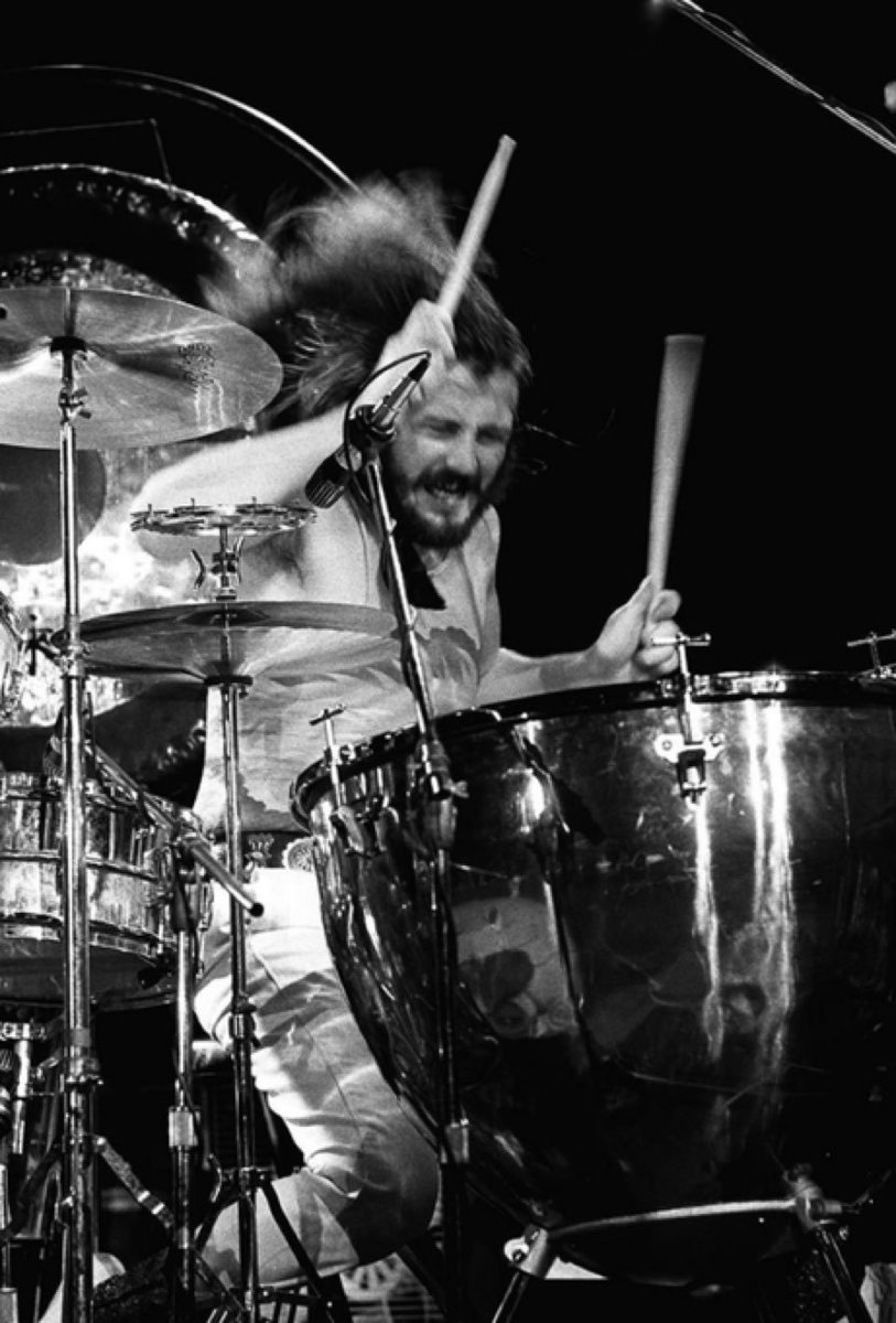 ¡Feliz cumpleaños John Bonham! Hoy hubiera cumplido 75 años de edad el legendario baterista de Led Zeppelin, considerado el mejor en la historia del Rock: bit.ly/2H5TYaJ #EfemérideQRP #LedZeppelin #JohnBonham