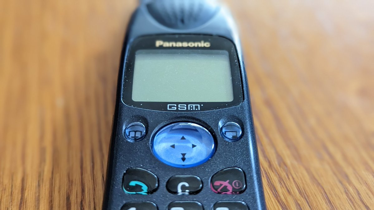 MobileKeepers's tweet photo. Panasonic EB-G520 GSM 900 MHz
Released in 1998
Weight: 155g

Thanks to @DunaGSMSzerviz for donating this device to our collection!

#panasonic #matsushita #gsm #cellphone #retrotech #retro #oldphone #mobilephone #vintagephone #vintagecollection #mobilekeepers #phonekeepers https://t.co/ce5xnTPteE