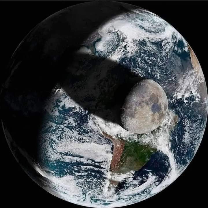 El verdadero tamaño de la Luna comparado con la Tierra.

La Luna tiene el título de quinto satélite natural más grande de nuestro sistema solar, pero en comparación con la Tierra es muy pequeño.  

 📸 Crédito: cosmic_background