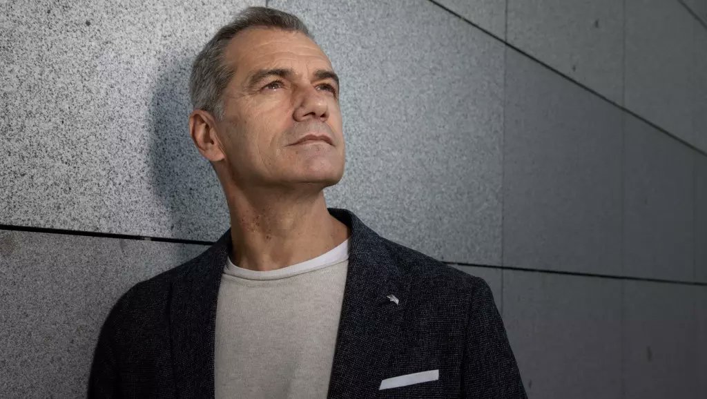 Twittyazul's tweet image. Toni Cantó divisando la llegada de un nuevo partido allá por el horizonte.