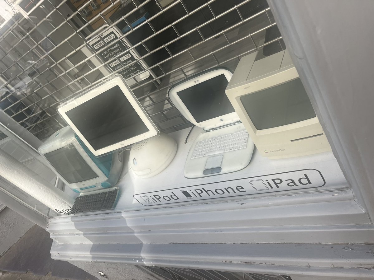MrsTedderYear1's tweet photo. A great example of design spotted in Clifton village today 👀 #DTLead @CastleBatch @mrshender21 https://t.co/vb5yRmvDrf