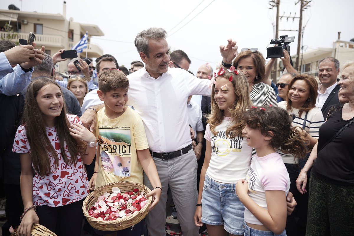 Ο Κυριάκος έκλεισε την επίσκεψη του στην Κρήτη με την εξής μαντινάδα. 

'Καλοχαιρέτα τους πεζούς όταν καβαλικέψεις, για να σε χαιρετούνε και αυτοί όταν θα ξεπεζέψεις.' 

Σταθερα, Τολμηρά, Μπροστά, σηκώνουμε μανίκια. Στις 26 Ιουνίου θα είναι πρωθυπουργός. #ΜΕ_ΤΟΝ_ΚΥΡΙΑΚΟ