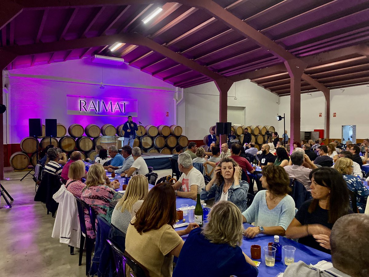 AplecCaragol's tweet photo. Així llueix el celler modernista de Raimat amb les colles de l’Aplec!!!
Arrenca la sardinada, a l’espera del monòleg “Tribut al geni” Eugeni.
🐌 #SetmanaFecoll #AplecLleida2023
Programa https://t.co/0P2noMrYJG https://t.co/hJpFcdhfJo