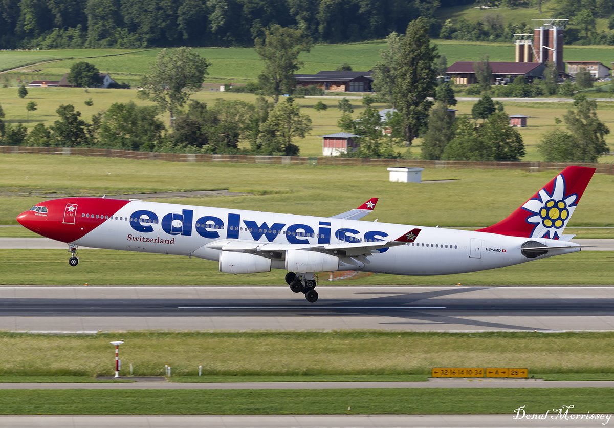 About to land @zrh_airport on a sunny day @Edelweiss_Air A340-313 HB-JMD.
#avgeek #aviation #airline #airbus #airtravel #EdelweissAir #Zurich #Switzerland #planespotting