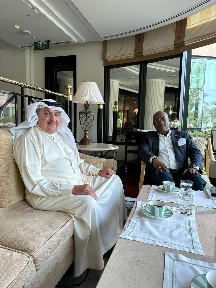 We are delighted to have more and more sons and daughters of our beloved country shine the star that is #Burundi 🇧🇮.

Fruitful conversation between @EddyMbona and the Prince Rashid AlKhalifa of Bahreïn investissement opportunities in Burundi.
 
Keep it up! We are so proud of you.