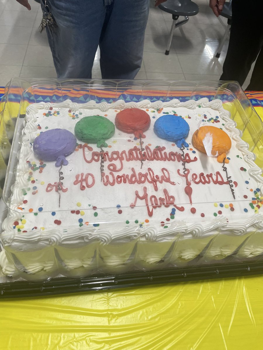 GrandviewCSD4's tweet image. Summer is officially here but there was one more ‘last day’ celebration @CWES_Bulldogs. Custodian Mark Winslow was honored with his 40 year service pin, one of the longest serving employees in our district. Grateful for his dedication to our students and staff. #EmpowerPassion