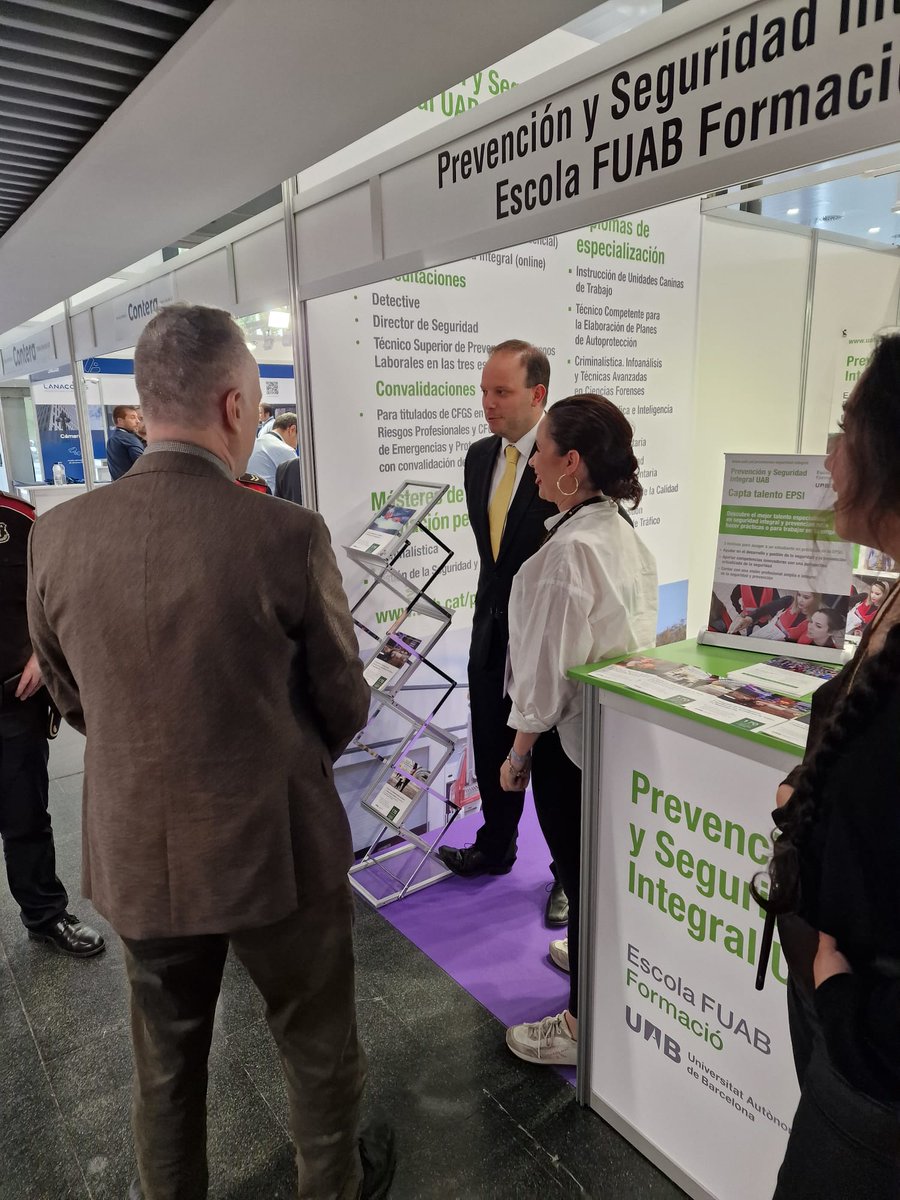 EPSI_UAB's tweet image. 🚨🤝El Director General de la Policia del Departament d&apos;Interior de la Generalitat, Pere Ferrer, ha visitat el nostre estand, i ha conversat amb Montserrat Iglesias-Lucía, Directora del centre, per interessar-se sobre la formació i projectes de l&apos;Escola.

#SecurityForum23