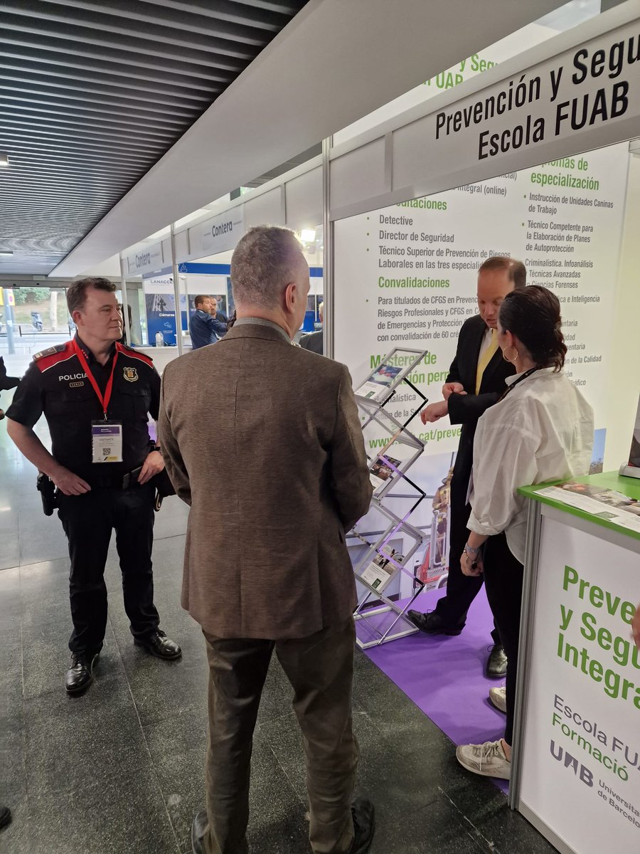 EPSI_UAB's tweet image. 🚨🤝El Director General de la Policia del Departament d&apos;Interior de la Generalitat, Pere Ferrer, ha visitat el nostre estand, i ha conversat amb Montserrat Iglesias-Lucía, Directora del centre, per interessar-se sobre la formació i projectes de l&apos;Escola.

#SecurityForum23