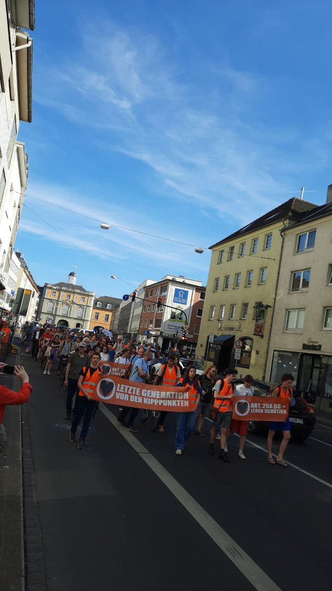 AufstandLastGen's tweet photo. ++ Protestmärsche heute in Marburg, Braunschweig, Bonn &amp; Berlin ++  

Immermehr Menschen kommen zu unseren Aktionen, weil sich dringend etwas verändern muss.  

Wie lange wird es noch dauern, bis die Bundesregierung auf den Boden unserer Verfassung (Art. 20a GG) zurückkehrt? https://t.co/CjPdh3xae3